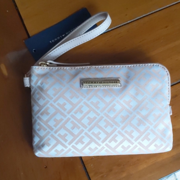 Tommy Hilfiger Handbags - Tommy hilfiger wristlet